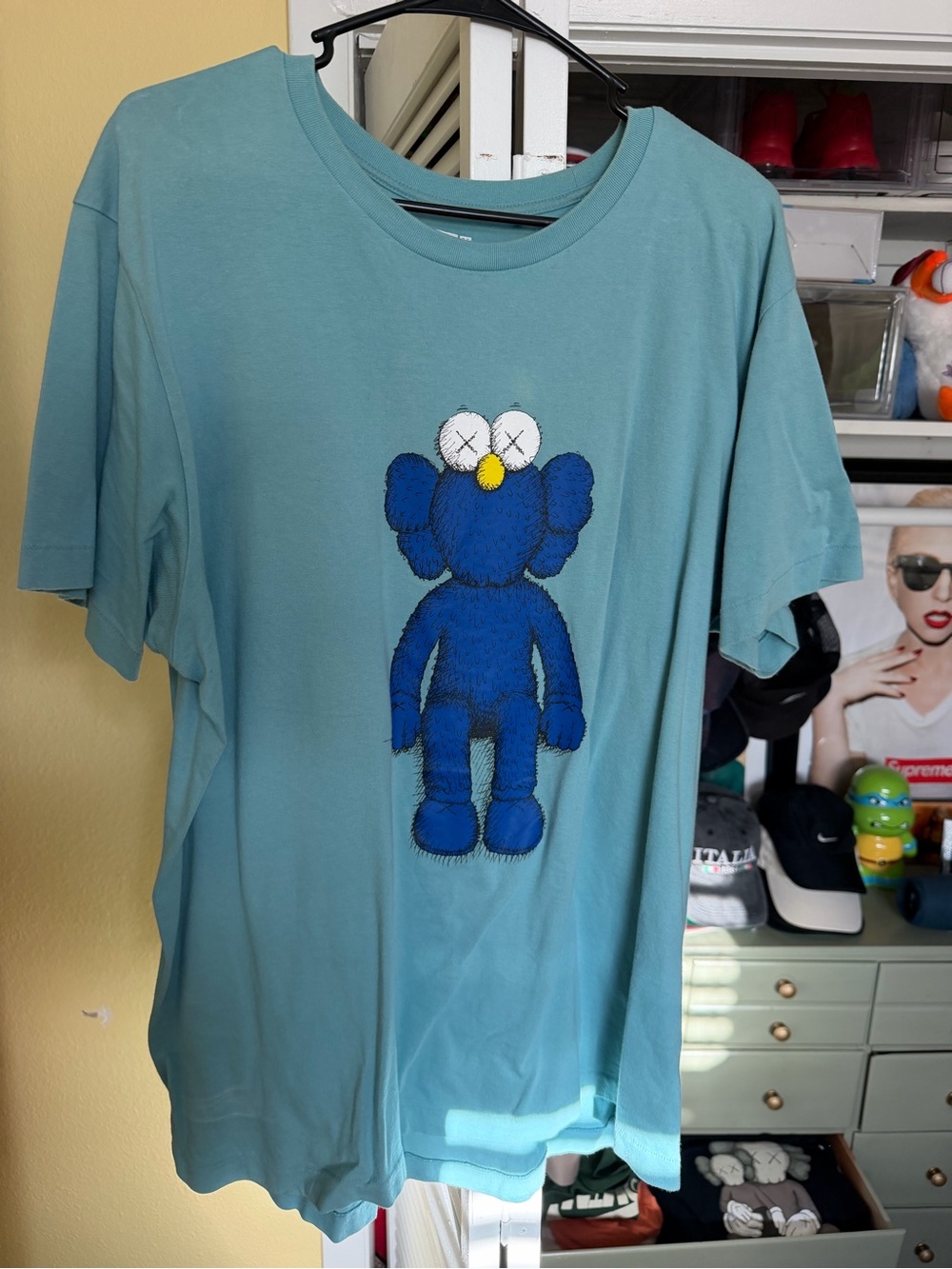Men’s kaws uniqlo shirt xl good condition